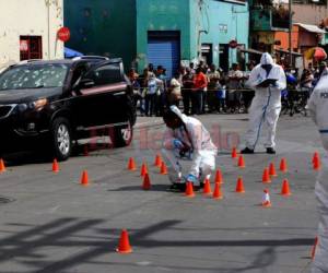 Agentes de Inspecciones Oculares de la DPI levantan evidencias del lugar de la escena del crimen.