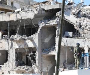 El misil impactó en una zona residencial, según los vídeos compartidos por los servicios de emergencias, y dañó varios edificios.