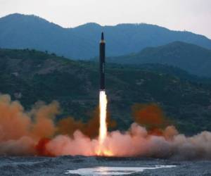El Ministerio de Defensa de Corea del Sur dijo que habrá que hacer más análisis para verificar las aseveraciones norcoreanas sobre los atributos del misil. Foto:AP