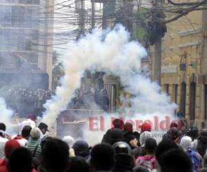 Varios edificios quemados en el centro de la capital, al menos cinco heridos y enfrentamientos entre la Policía Nacional y manifestantes fueron el resultado de las protestas que se ejecutaron este lunes en Honduras. Foto: Alejandro Amador / EL HERALDO.