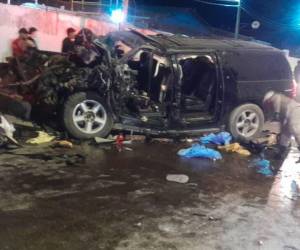 Bomberos rescataron al conductor tras quedar atrapado en una camioneta en San Pedro Sula.