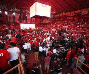 La Asamblea Extraordinaria se desarrolla en el Nacional de Ingenieros Coliseum, donde están presentes decenas de militantes de Libre.