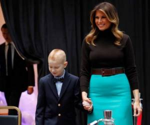 En cuanto al supuesto distanciamiento entre Melania e Ivanka Trrump, hija del magnate, señala que es debido a las distintas agentas que mantienen.