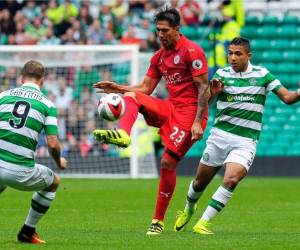 Emilio Izaguirre, defensa hondureño del Celtic de Escocia en acción ante el Leicester City, vigente campeón inglés.