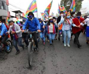 Yaku Sacha Pérez realiza su campaña política a bordo de su bicicleta de bámbu. FOTO: AP