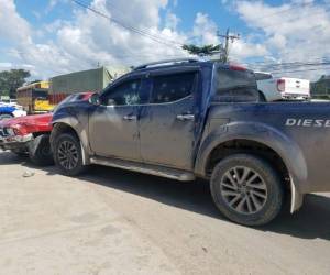 Varias imágenes difundidas en redes sociales muestran el automóvil con varios orificios de bala en las ventanas y en las compuertas del lado del conductor. El doble crimen se registró en La Entrada, Copán.