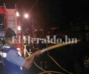 Hasta elementos de la Policía Nacional ayudaron a las labores de apagar el fuego. Fotos: Jonny Magallanes/ EL HERALDO