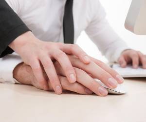 En ocasiones, la convivencia diaria e intereses en común hacen que las relaciones profesionales lleguen a adentrarse en el terreno de lo personal, especialmente en el ámbito amoroso.