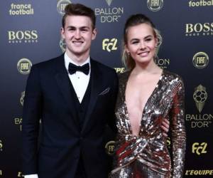 Matthijs de Ligt junto a su novia Annekee Molenaar durante la alfombra en la gala del Balón de Oro 2019. (AFP)