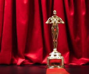 Este año, como en 2024, no habrá alfombra roja en el sentido estricto del término: la Academia mantiene el tono champagne que estrenó hace dos años, un detalle que a estas alturas ya forma parte de la identidad moderna de la gala.