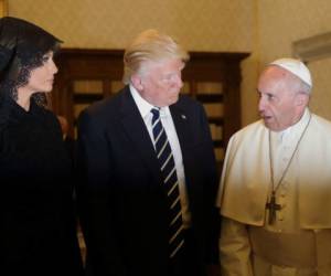 'Espero que sea un instrumento de paz', le dijo en español el papa a Trump, durante el tradicional intercambio de regalos. Foto: AFP