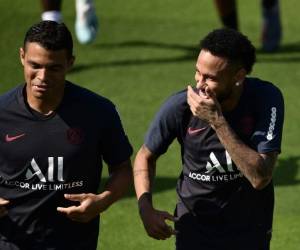 Neymar la pasó muy bien a lado de su compatriota Thiago Silva en el entrenamiento de este jueves con el PSG.