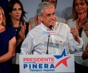 El candidato presidencial chileno Sebastian Piñera celebra al final de las elecciones en la sede del partido en Santiago de Chile. (AFP)
