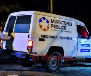 Momento en que Medicina Forense llegó a hacer el levantamiento de los cadáveres a la cárcel de Tela.