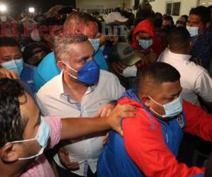 El nutrido grupo ingresó en total aglomeración empujándose unos a otros tras franquear el portón de acceso del Instituto Nacional de Formación Profesional (Infop). Foto: Marvin Salgado/EL HERALDO.