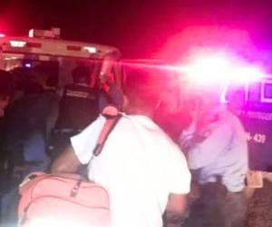 Los elementos de la Policía Nacional heridos fueron llevados hasta un centro asistencial.