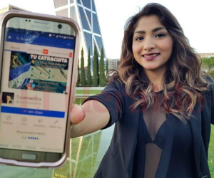 Reyna Gúnera mantiene al tanto a la comunidad hondureña en España, de lo que está pasando en el país. Fotos: Eduardo Domímguez/EL HERALDO.