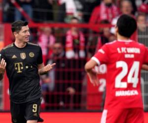 El goleador de Bayern Múnich Robert Lewandowski, izquierda, celebra tras anotar el primero de su equipo en un partido contra el Union Berlin en la Bundesliga. (AP Foto/Michael Sohn)