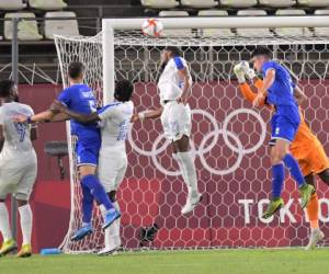 La fatal jugada de Elvin Casildo al momento de meter el balón en el propio marco de Honduras. Foto:AFP