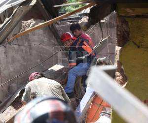 Llenos de desesperación e impotencia, familiares y bomberos, buscan más víctimas entre los escombros de una casa totalmente destruida tras el impacto de una rastra que perdió el control en la colonia Villa Nueva. Aquí las imágenes.