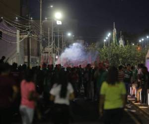Barras de Real España y Marathón se agarran a pedradas en el 'clásico por la paz'.