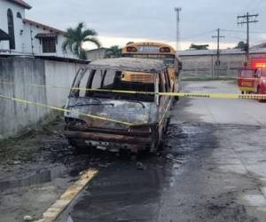La madrugada de este lunes en la colonia Buenos Aires de San Pedro Sula, Cortés, un conductor fue encontrado desmembrado y completamente carbonizado dentro de un microbús. ¿Qué se sabe sobre este hecho dantesco?