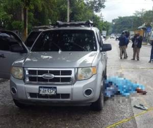 El cuerpo del ahora occiso quedó a un lado de la camioneta.