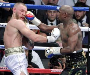 El boxeador estadounidense Floyd Mayweather derrotó por nocaut técnico en el décimo asalto a la estrella de las artes marciales mixtas, el irlandés Conor McGregor, la noche del sábado en el T-Mobile Arena de Las Vegas, y se despidió definitivamente del boxeo a sus 40 años.