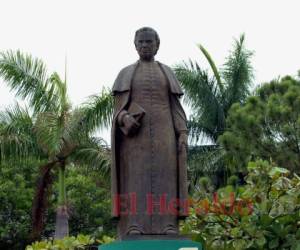 La estatua de José Trinidad Reyes en la UNAH, institución que fundó en 1847 y de la que fue rector por ocho años. Foto: Archivo/El Heraldo