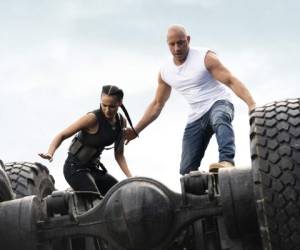 En esta imagen proporcionada por Universal Pictures Nathalie Emmanuel, izquierda, y Vin Diesel en una escena de 'F9'. (Giles Keyte/Universal Pictures via AP)