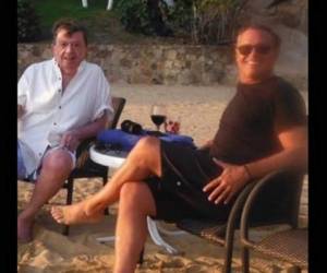 Chabelo y Luis Miguel compartieron en la playa una copa de vino.