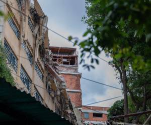El cuerpo de bomberos explicó que colapsó una pared perimetral del colegio, la cual fue acordonada.
