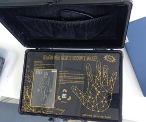 Una pequeña máquina portátil, presentada a los pacientes como capaz de realizar una “resonancia magnética cuántica”, se encuentra en el centro de las denuncias contra la clínica Nueva Med, inspeccionada este jueves por el Ministerio Público.