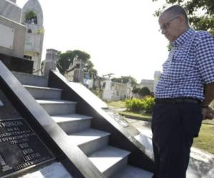 Francisco Ulloa captado en el cementerio de los héroes en San Salvador, donde yacen los restos de su tatarabuelo y María Josefa.