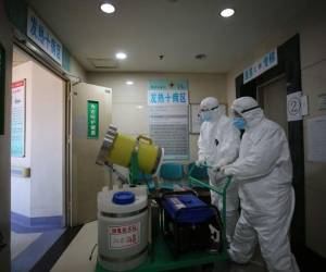 China apenas acaba de relajar algunas estrictas restricciones de desplazamiento dentro del país, pero ha reforzado las regulaciones de cuarentenas por 14 días. Foto: AFP