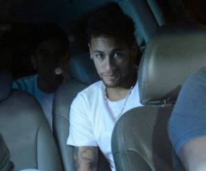 Neymar salió de su operación de pie en Brasil el sábado por la tarde. Foto AP