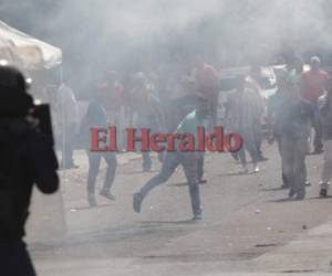 Los transportistas se defendieron luego que la policía les lanzara gas lacrimógeno. Foto: Alex Pérez/EL HERALDO