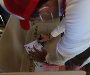Momento en que el aspirante liberal Luis Zelaya ejercía el voto en la capital. Foto: Alex Pérez/EL HERALDO.