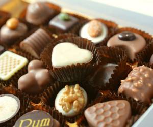 Los chocolates amargos o semiamargos -que contienen mayor cantidad de cacao (de 70 a 80 por ciento)- aportan mayores beneficios a la salud, tanto física como anímica.