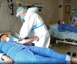 En esta imagen tomada de un video del Ministerio de Defensa Ruso el 15 de julio de 2020, personal con equipo protector toma muestras de sangre a voluntarios que participan de un ensayo con una vacuna contra el coronavirus. Foto: AP