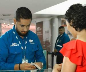 Los hondureños deberán presentar su pasaporte u otra identificación que constate su estadía por más de un año en otro país. Foto: EL HERALDO.
