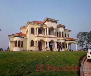 Una mansión fue allanada por la Policía y agentes del MP por vínculos con el narcotráfico.