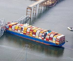 El barco tiene una capacidad para transportar 10 mil contenedores.