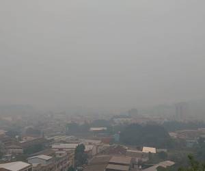 Los cerros y edificios del Distrito Central se perdieron entre la bruma y humo provocado por la contaminación que según expertos, proviene de las quemas ambientales.