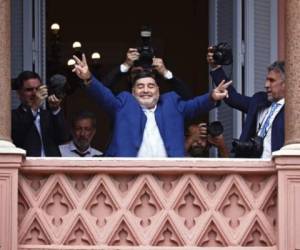 Maradona asomó al balcón de la Casa Rosada y saludó a las decenas de personas que se congregaron en la Plaza de Mayo. Foto: AP.