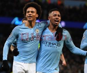 El mediocampista alemán del Manchester City, Leroy Sane (L), celebra con el delantero brasileño del Manchester City, Gabriel Jesus, luego de marcar su primer gol durante el partido de fútbol del grupo F de la UEFA Champions League entre el Manchester City y el Hoffenheim en el estadio Etihad en Manchester, en el noroeste de Inglaterra. (AFP)