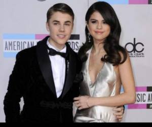 Justin Bieber y Selena Gómez, fueron la pareja adolescente del momento. actualmente no se encuentran juntos sin embargo, una fuente cercana a los dos jóvenes reveló que ambos hicieron escapada romántica para debutar en el sexo. Ella tenía 19 años y él 17.