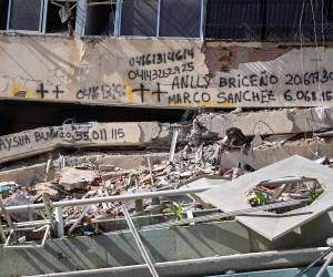 Los nombres de algunas de las personas que desaparecieron debajo de la mole de escombros del edificio que antes fue su hogar. A una semana de los terremotos en Venezuela persiste el dolor, luto y la incertidumbre de no saber a dónde irán mañana.