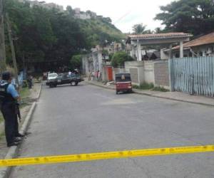 El occiso fue identificado como Jonathan Anibar Montoya Pavón (19), quien quedó inerte junto al vehículo que conducía.