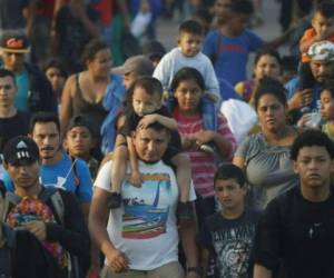 Cientos de migrantes centroamericanos caminan juntos como caravana después de cruzar la frontera México-Guatemala. Foto: AP.